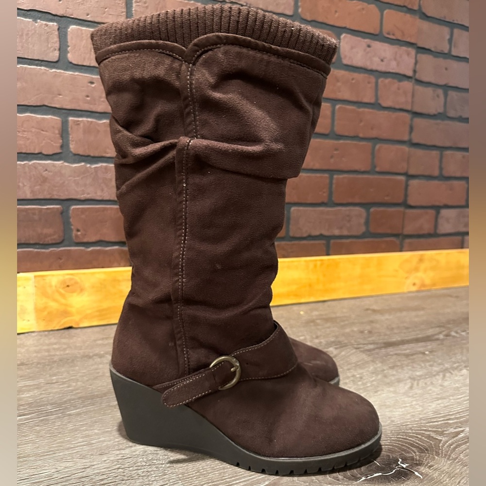 Brown wedge boot size 9M. Women’s